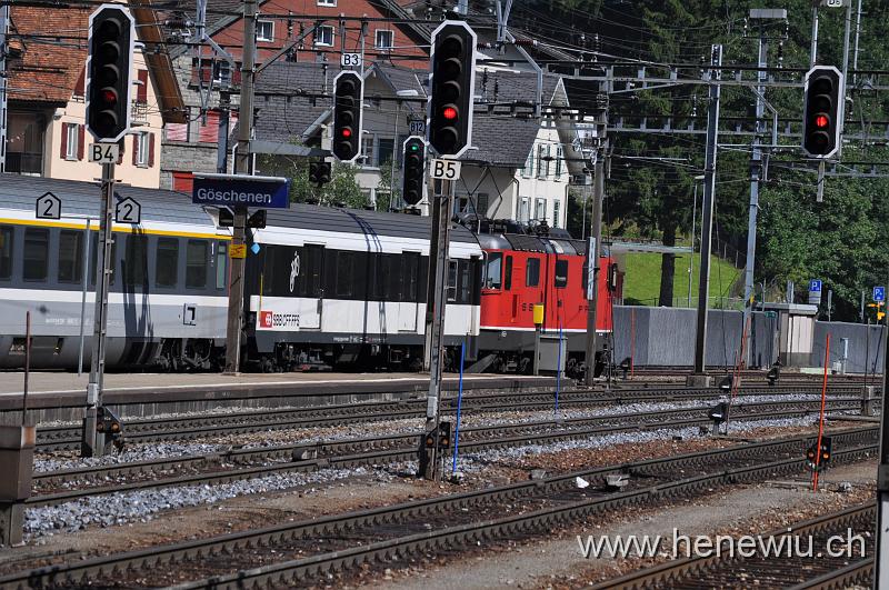 DSC_0473.JPG - Ausfahrt des Inter-Regio 2174 aus der Station Göschenen
