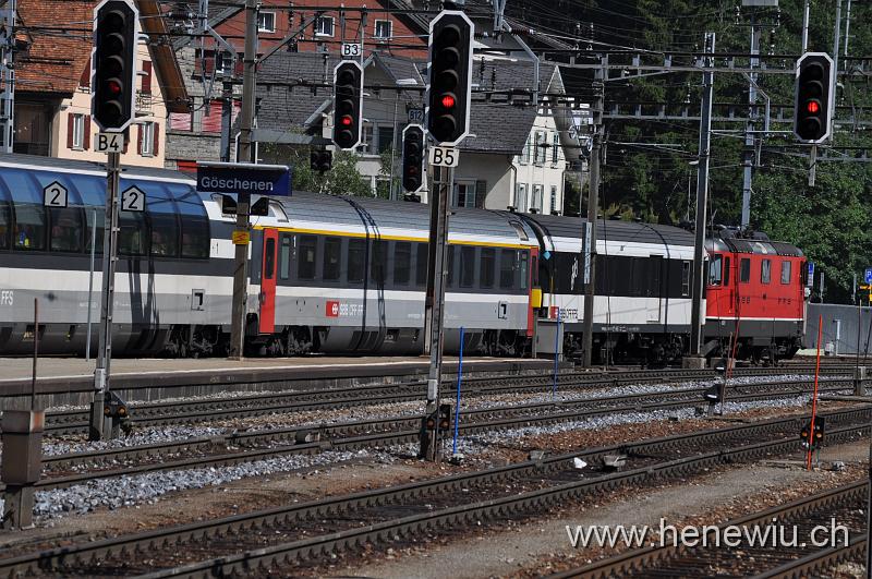 DSC_0474.JPG - Ausfahrt des Inter-Regio 2174 aus der Station Göschenen