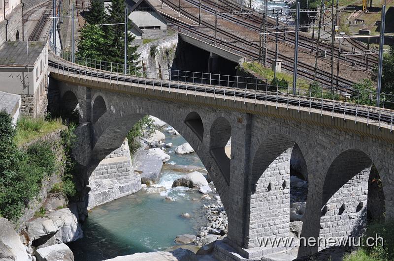 DSC_0476.JPG - Die Brücke über die Reuss vor der Station Göschenen der MGB