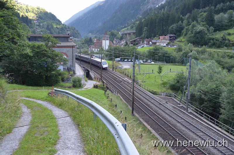 DSC_0001_20110621_001.JPG - EC 13 verlässt die Station Gurtnellen