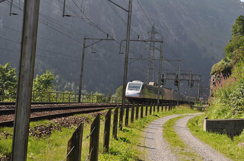 DSC_0452.JPG - CIS EC vor Göschenen. Das Signal zeigt für beide Geleise grün. Auf dem falsche Geleis folgt der Entlastungs ICN.