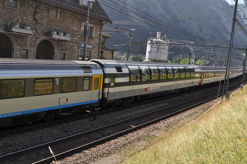 DSC_0455.JPG - Inter - Regio bei der Einfahrt Göschenen