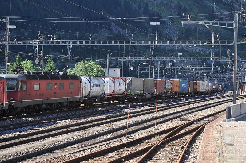 DSC_0106.JPG - Güterzug wartet abfahrtbereit im Bahnhof Göschenen