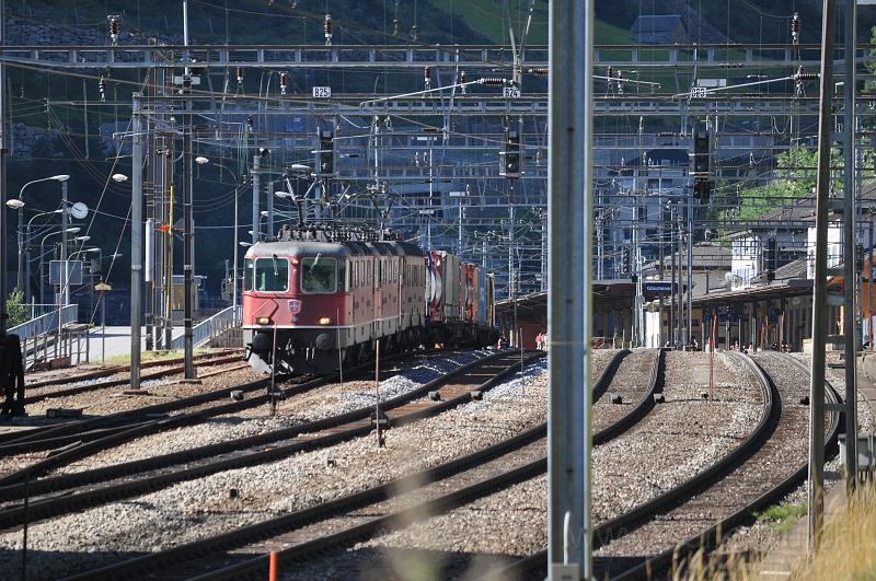DSC_0108.JPG - Güterzug bei der Ausfahrt aus Göschenen