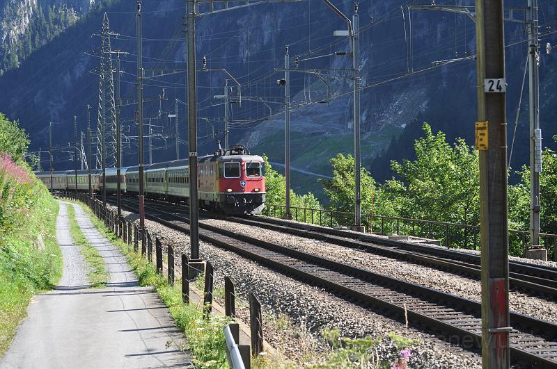 DSC_0109.JPG - Inter - Regio kurz vor der Einfahrt in Göschenen