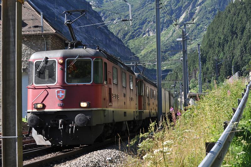 DSC_0111.JPG - Ausfahrt eines Güterzuges in Göschenen