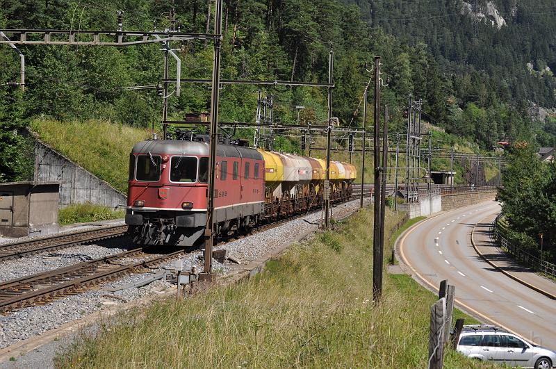 DSC_0171.JPG - Kurzgüterzug talwärts nach der Station Wassen.