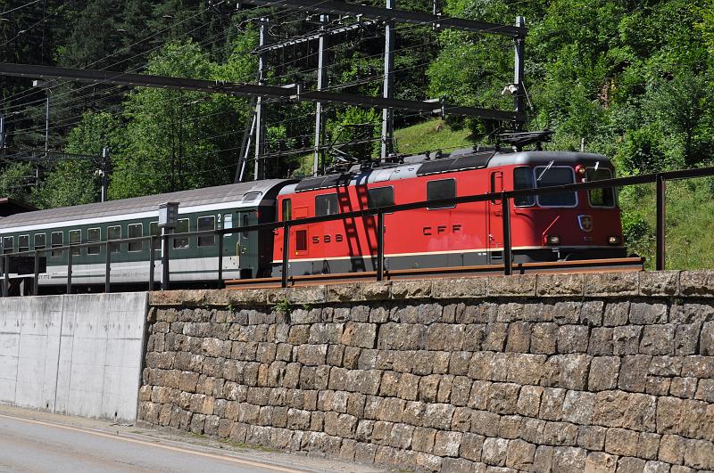 DSC_0178.JPG - Inter - Regio bei der Einfahrt in die Station Wassen