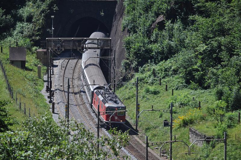DSC_0256.JPG - Inter - Regio hat gerade den Pfaffensprungkehrtunnel verlassen.