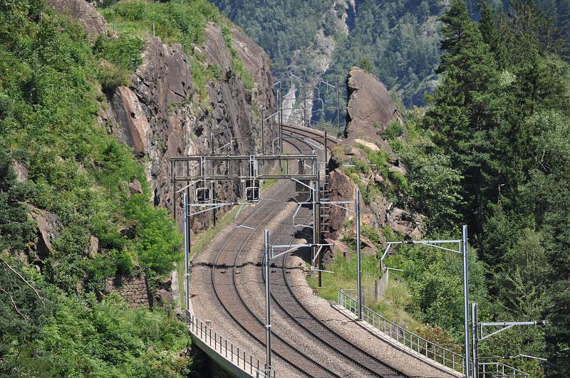 DSC_0539.JPG - Felsdurchbruch nach der mittleren Meienreuss - Brücke.