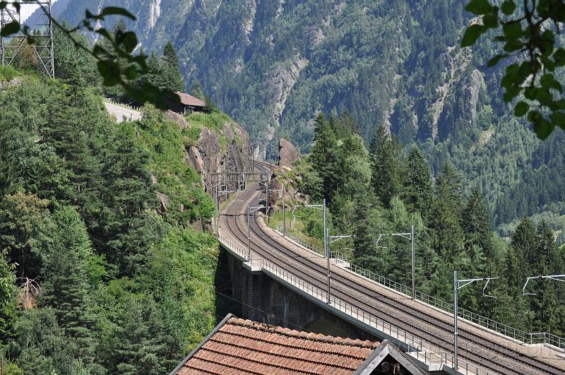 DSC_0540.JPG - Felsdurchbruch nach der mittleren Meienreuss - Brücke.