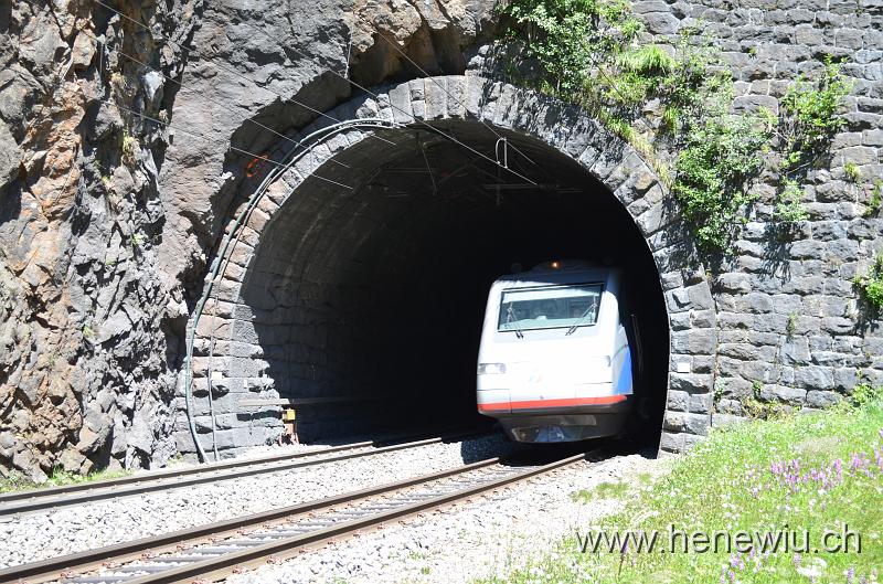 DSC_0143_20110621_143.JPG - EC 14 mit erheblicher Verspätung beim Leggistein-Kehrtunnel