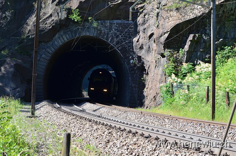 DSC_0019_20110621_019.JPG - IR 2170 im  Muren-Tunnel