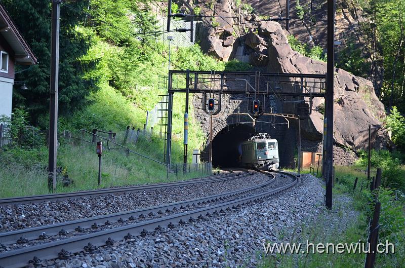 DSC_0017_20110621_017.JPG - Kurzgüterzug beim verlassen des Paffensprung-Kehrtunnels