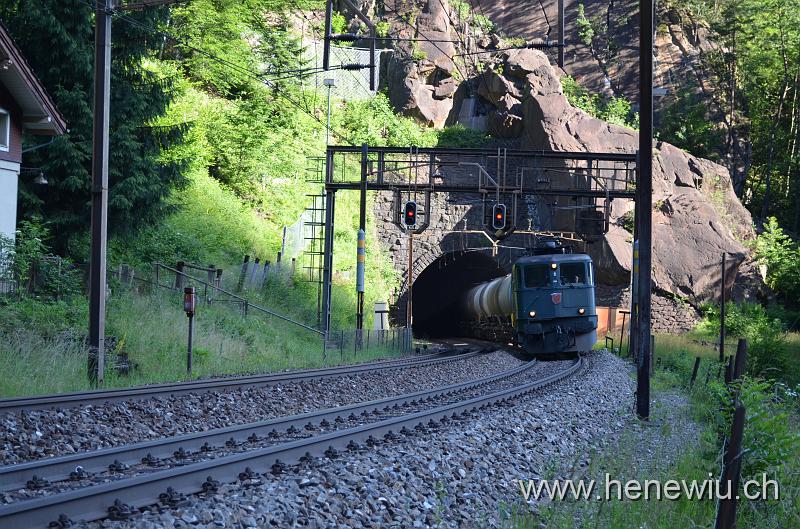 DSC_0018_20110621_018.JPG - Kurzgüterzug beim verlassen des Paffensprung-Kehrtunnels