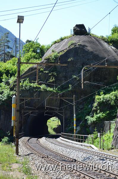 DSC_0112_20110621_112.JPG - Strahlloch-Tunnel. Davor der Gleichnahmige Viadukt